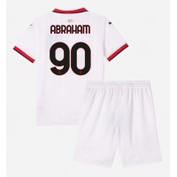 Dětský fotbalový dres AC Milan Tammy Abraham #90 2024-25 Venkovní Krátký Rukáv (+ trenýrky)